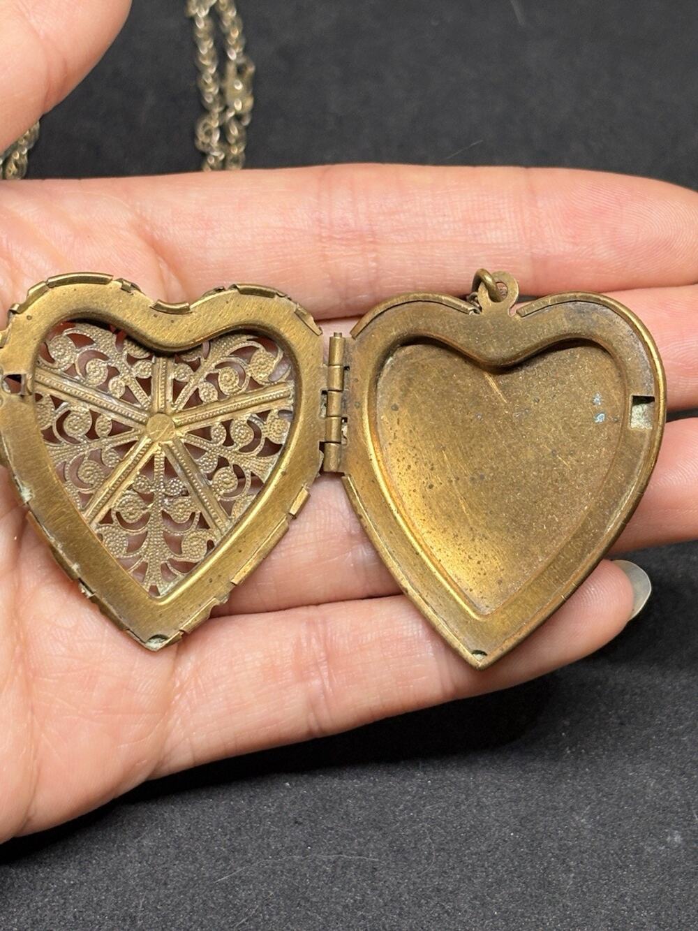 Vintage Gold Tone Engraved Floral Heart Shape Filigree Locket Pendant Necklace